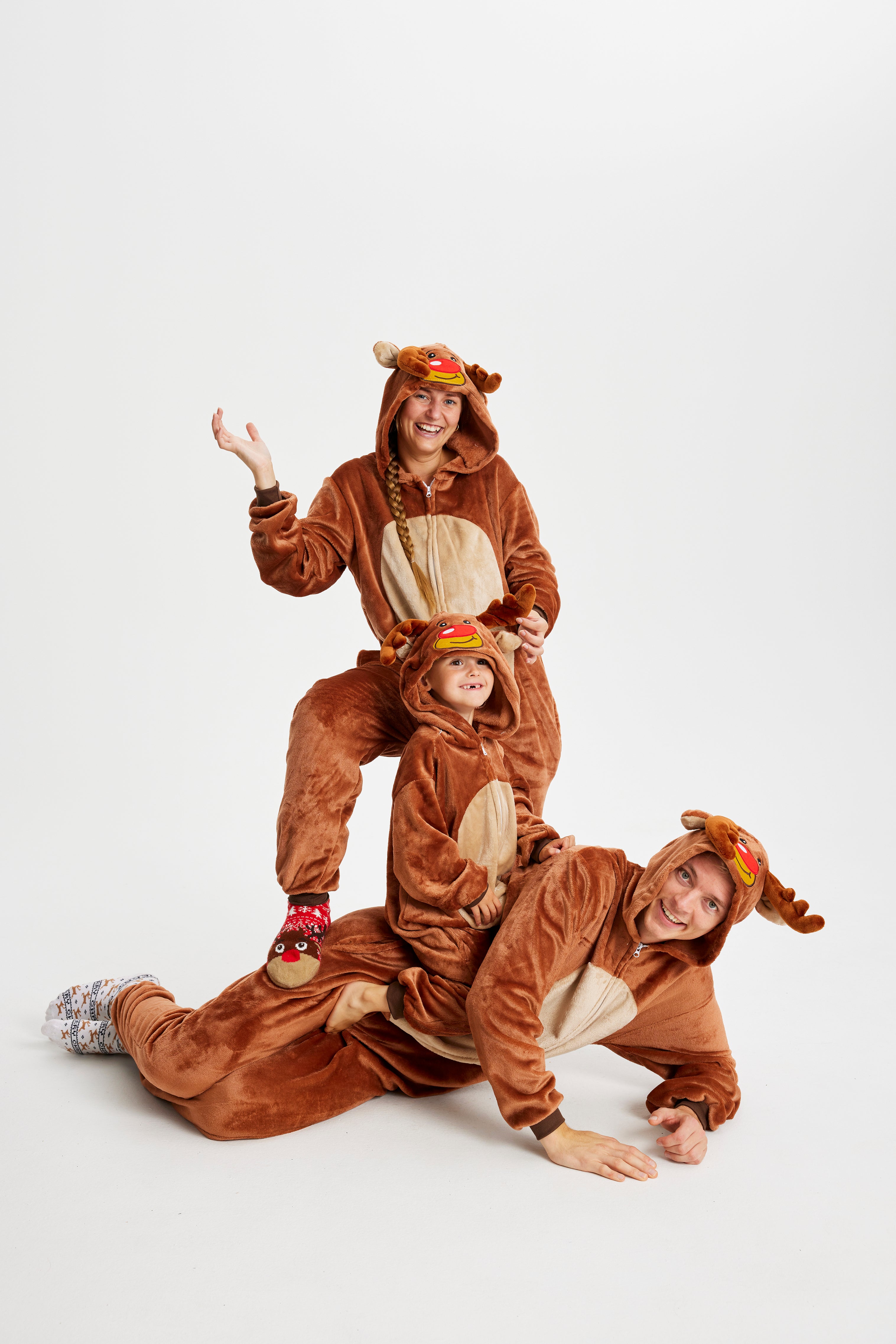Une famille pose ensemble habillée en renne.